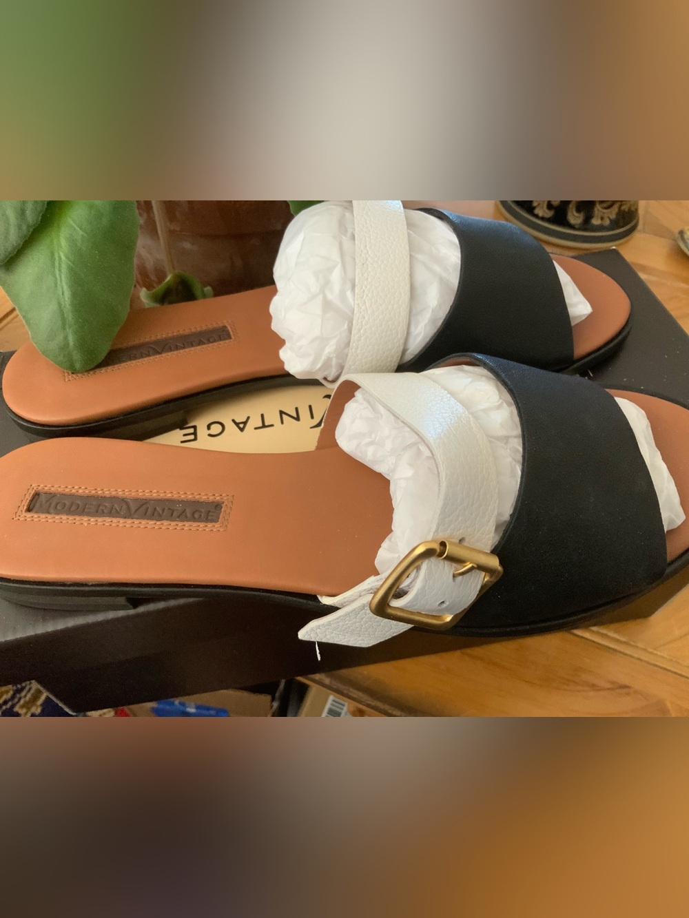 Modern Vintage Creda Buckle Sandals NIB 9.5 Genuine Leather Black/Wnite